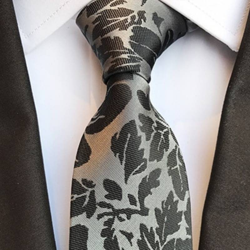 Gravata Cinza Com Flores Pretas